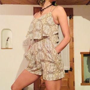 Skies Are Blue: Super Cute Romper w/ Pockets!